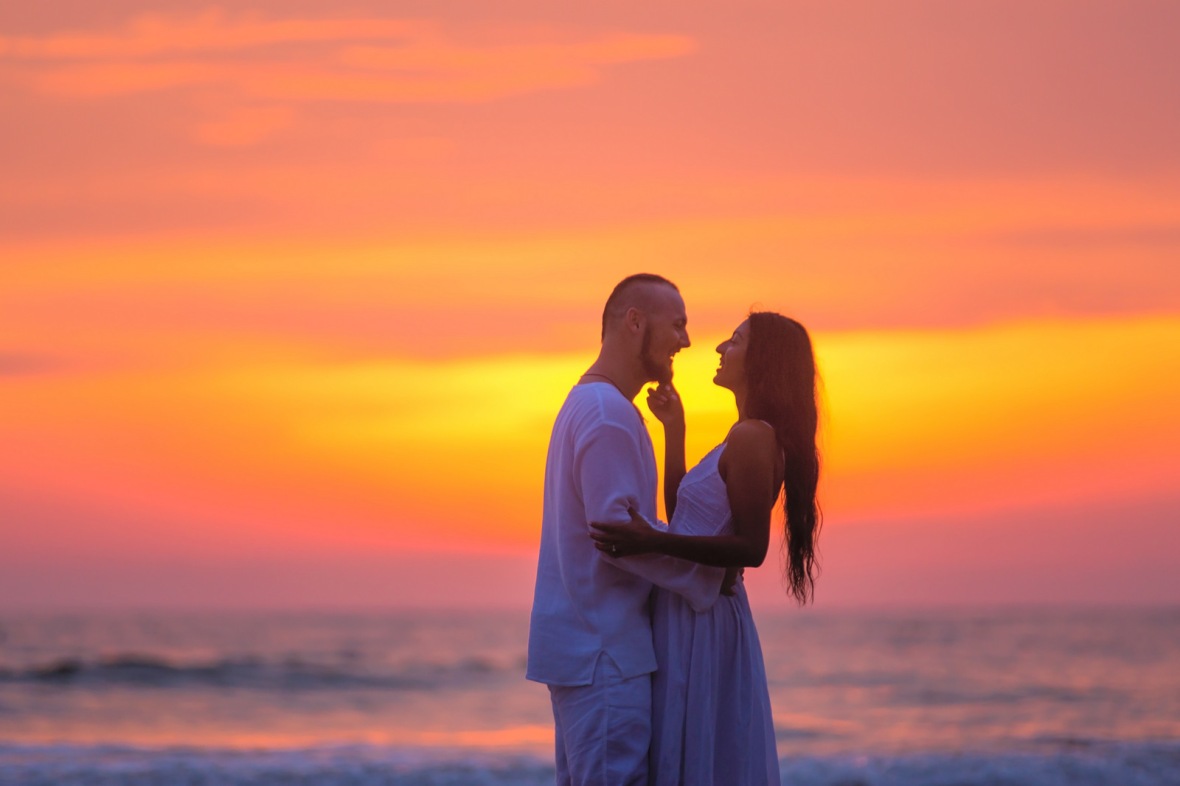 american-marriage-proposal-at-naiyang-beach